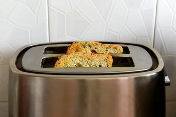 Duas Fatias Torrada Frita Saindo Uma Torradeira Inoxidável — Fotografia de Stock