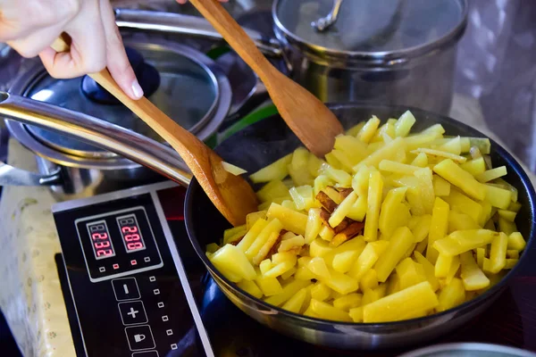 Uomo Sta Cucinando Solo Cucina Uomo Sta Mescolando Patate Fritte — Foto Stock