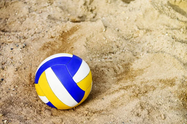Vladivostok, Rusya - 7 Temmuz: plajda voleybol. Çakıl taşının üzerindeki renkli top. Yakın plan. kopyalama alanı. Yaz kumsalı oyunu.