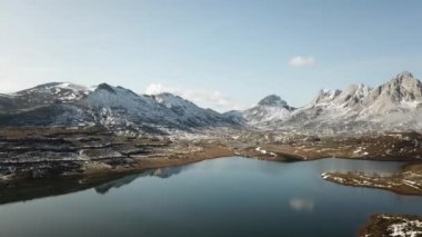 Bulutlu dağ manzarası İHA 'nın karıyla