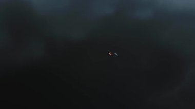 Karlı bir dağ gölünde yüzen kürek. Drone görünümü