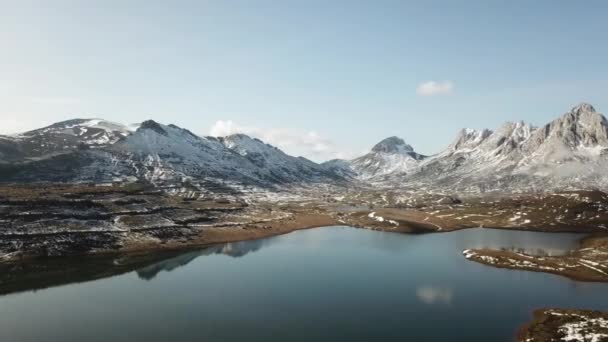 Oblačno horská krajina se sněhem z dronu — Stock video