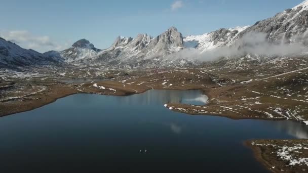 Peddelen surfen op een besneeuwd bergmeer. Drone aanzicht — Stockvideo