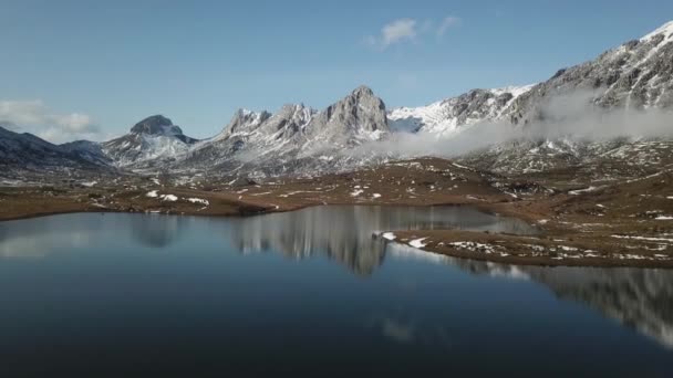 눈덮인 산속의 호수에서 파도타기를 한다. 드론 전망 — 비디오