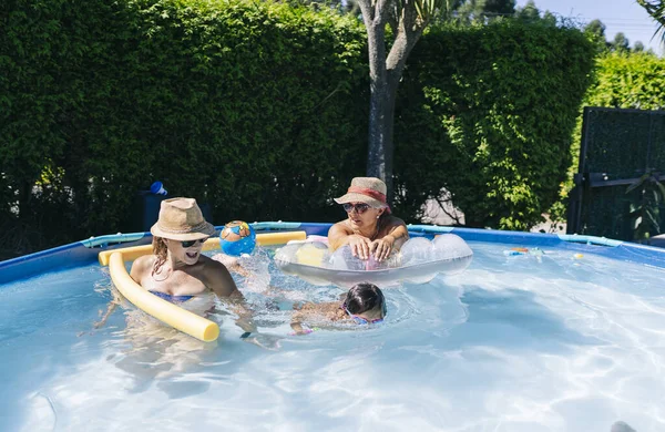 Una familia en la piscina en casa —  Fotos de Stock