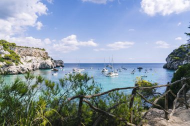Cala Macarelleta 'nın panoramik manzarası, Menorca İspanya.