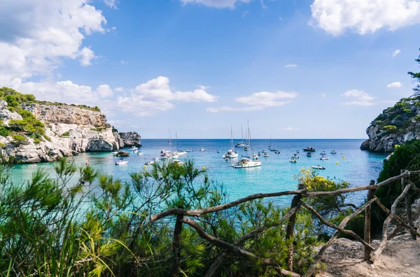 Cala Macarelleta 'nın panoramik manzarası, Menorca İspanya.