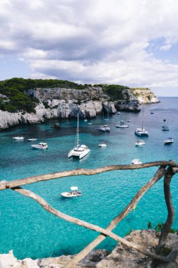 Cala Macarelleta 'nın panoramik manzarası, Menorca İspanya.
