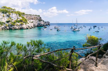 Cala Macarelleta 'nın panoramik manzarası, Menorca İspanya.