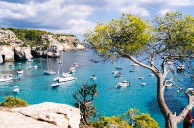 Cala Macarelleta 'nın panoramik manzarası, Menorca İspanya.