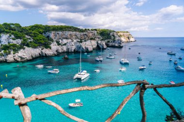 Cala Macarelleta 'nın panoramik manzarası, Menorca İspanya.