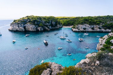Cala Macarelleta 'nın panoramik manzarası, Menorca İspanya.