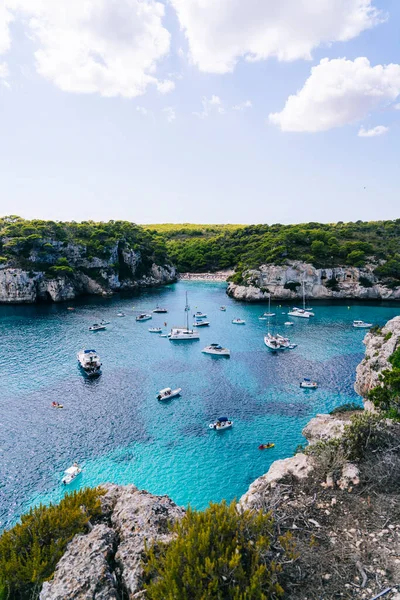 Cala Macarelleta 'nın panoramik manzarası, Menorca İspanya.