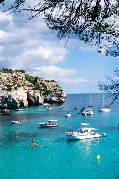 Cala Macarelleta 'nın panoramik manzarası, Menorca İspanya.
