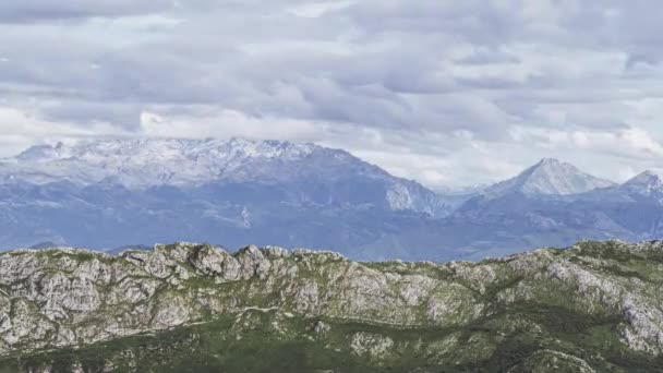 Ορεινό τοπίο με σύννεφα — Αρχείο Βίντεο