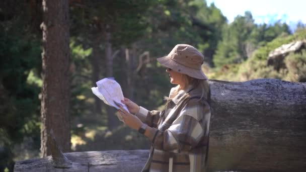 Seorang wanita dengan peta di hutan — Stok Video