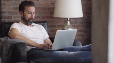 Evde çalışan bir adam.