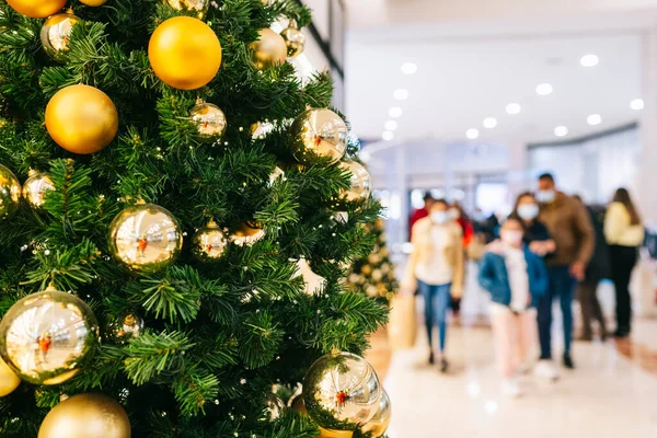 Alışveriş merkezinde bir Noel ağacı