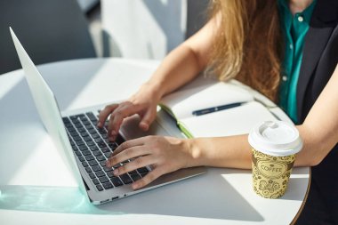 İş masasında dizüstü bilgisayarlı eller