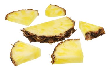 Beyaz arka planda izole edilmiş ananas dilimi
