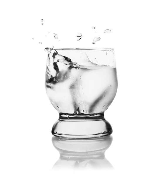 Ein Glas Wasser Isoliert Auf Weißem Hintergrund — Stockfoto