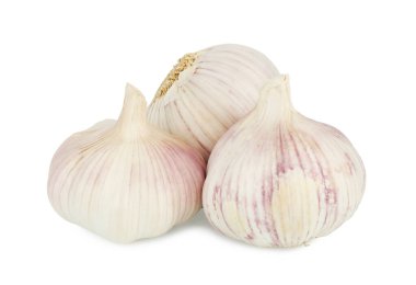 Beyaz arkaplanda sarımsak izole edilmiş.