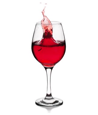 Beyaz arka planda izole edilmiş bir bardak şarap.
