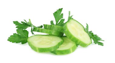 Dilimlenmiş salatalık, maydanoz, beyaz arka planda izole edilmiş.