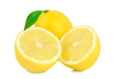 Beyaz arkaplanda yapraklı limon dilimi