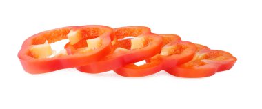 Çan biberi, dilimlenmiş, beyaz arka planda izole edilmiş.