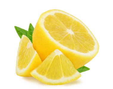 Beyaz arkaplanda izole edilmiş yapraklarla limon kesimi