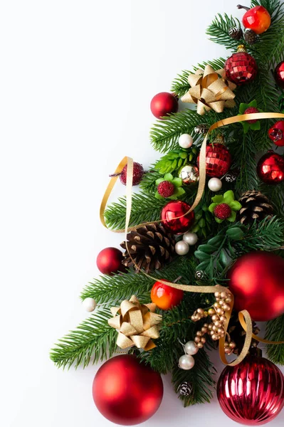 Θραύσμα Χριστουγεννιάτικου Δέντρου Διακόσμηση Κόκκινους Χρυσούς Τόνους Λευκό Φόντο Χώρο — Φωτογραφία Αρχείου