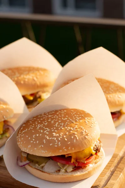 Slikte Hamburgers Worden Gemaakt Met Runderpasteitjes Cheddar Kaas Sla Tomaat — Stockfoto