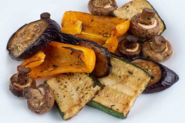 Izgara iştah açıcı mantar, patlıcan, kabak ve dolmalık biber..