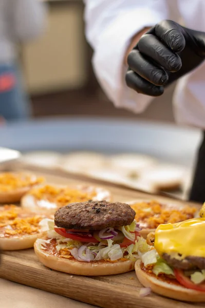 Der Koch Bereitet Hamburger Auf Dem Festival Legt Die Zutaten — Stockfoto