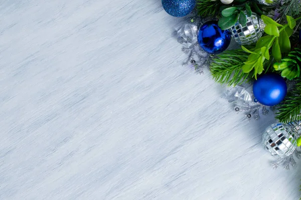 Fir Κλαδιά Μπλε Μπάλες Χριστούγεννα Και Διακόσμηση Απλώνονται Ένα Γκρι — Φωτογραφία Αρχείου