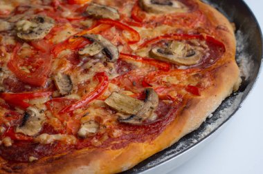 Mantarlı, salamlı, peynirli, biberli ve domatesli pizza. İtalyan mutfağı.