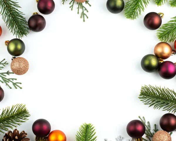 Κλαδιά Και Διακοσμήσεις Χριστουγεννιάτικων Δέντρων Σκούρα Χρώματα Τοποθετούνται Λευκό Φόντο — Φωτογραφία Αρχείου