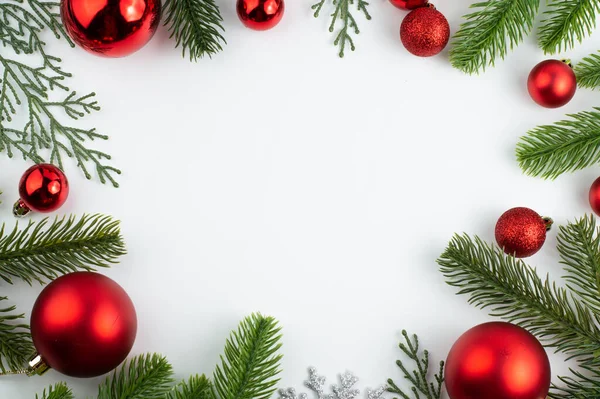 Κλαδιά Fir Και Κόκκινες Χριστουγεννιάτικες Μπάλες Διαφορετικών Μεγεθών Τοποθετούνται Λευκό — Φωτογραφία Αρχείου