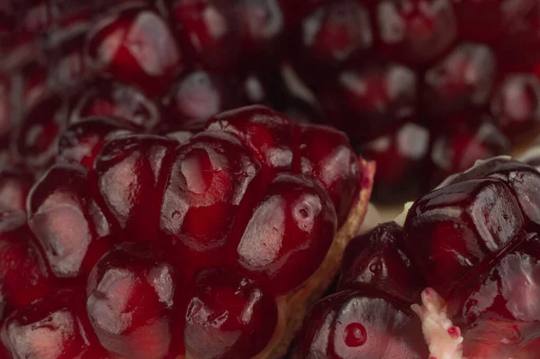 Seçici odak noktasında olgun nar tohumları. Bokeh efektli meyve arkaplanı.