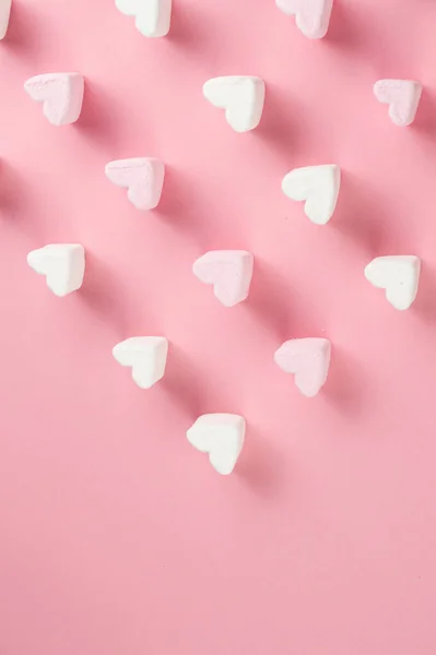 Kalp Şeklindeki Şekerlemeler Pembe Bir Zemin Üzerine Dizilir Metninizi Yazmak — Stok fotoğraf