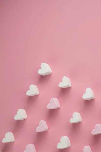 Kalp Şeklinde Şekerlemeler Pembe Arkaplanın Altına Yerleştirilir Mesajınızı Yazmak Için — Stok fotoğraf