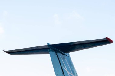 Uçağın arkasında mavi gökyüzüne karşı. Seyahat kavramı.