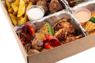 Izgara sebzeli yemek kutusu, soslu patates ve etin bulanık görüntüsü. Fotoğraf: Bokeh efektli.