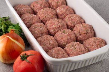 Beyaz bir seramik kasede çiğ köftenin bulanık görüntüsü. Ev yemeği konsepti.