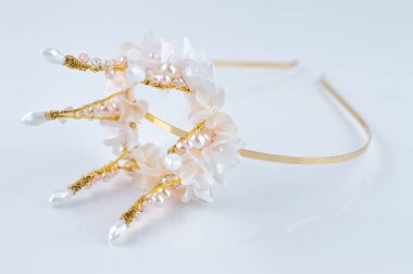 Hafif bir arkaplanda, küçük çiçekli altın bir taç takan bir çocuğun bulanık görüntüsü. Fotoğraf: Bokeh efektli..