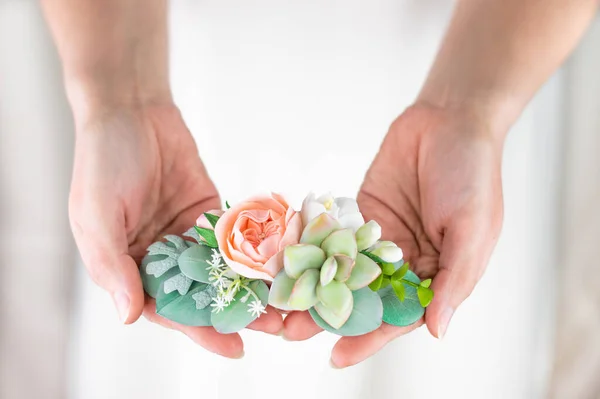 Gelinin Elinde Çiçek Tüyü Süsü Bulanık Bir Görüntü Düğün Konsepti — Stok fotoğraf