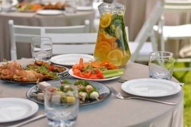 Yemek servisi. Açık havada ziyafet organizasyonu. Yiyecek ve içecekler..