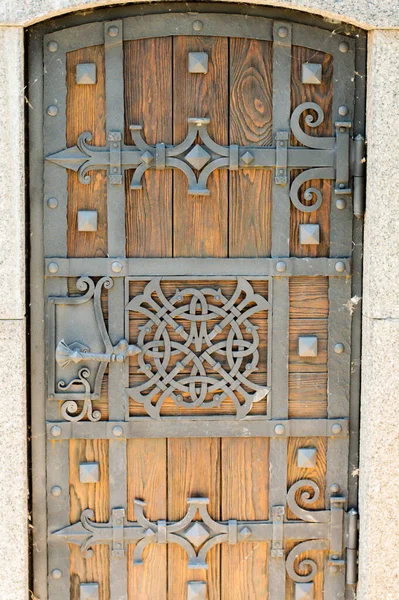 Staré Dřevěné Dveře Tepanou Železnou Výzdobou Slunečného Dne Stará Architektura — Stock fotografie