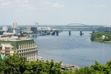 Dinyeper nehrine bakan Kiev şehrinin bulanık görüntüsü. Şehir manzarası..